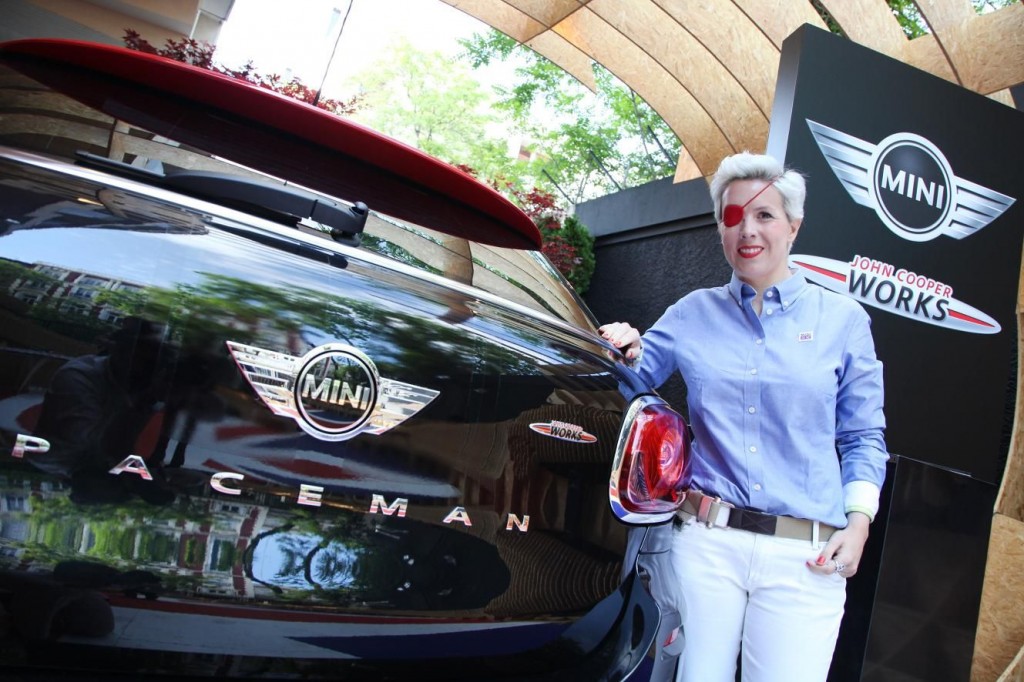 MARÍA DE VILLOTA RETOMA SU FACETA RACING COMO EMBAJADORA DE MINI.