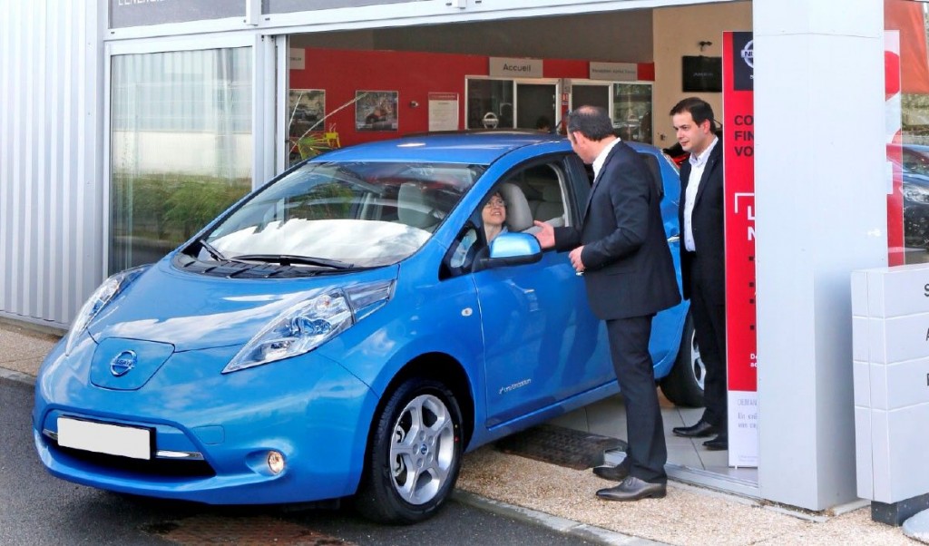 Sylvie Lailler se ha convertido hoy en la cliente número 10.000 del Nissan LEAF en Europa, lo cual cimienta todavía más el impresionante estatus de este coche de emisiones cero como el vehículo eléctrico más vendido de la historia.