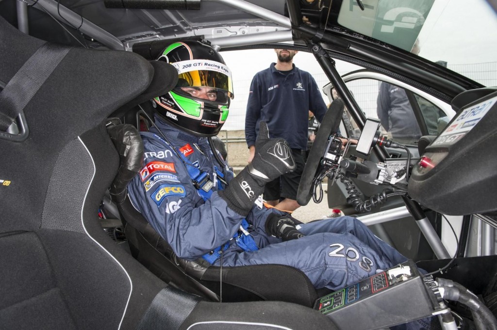 En el marco del programa “GTi: Racing Experience”, Peugeot ofreció a través de las redes sociales la oportunidad de subirse junto a Gonzalo Martín de Andrés en este Peugeot 208 GTi desarrollado por Peugeot Sport.