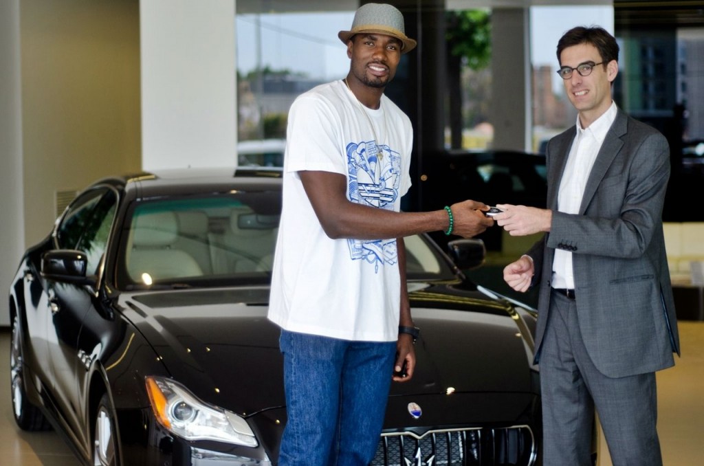 Lluis Soler, vicepresidente ejecutivo del Grupo Quadis, realizó la entrega del vehículo en las instalaciones de Maserati Barcelona.