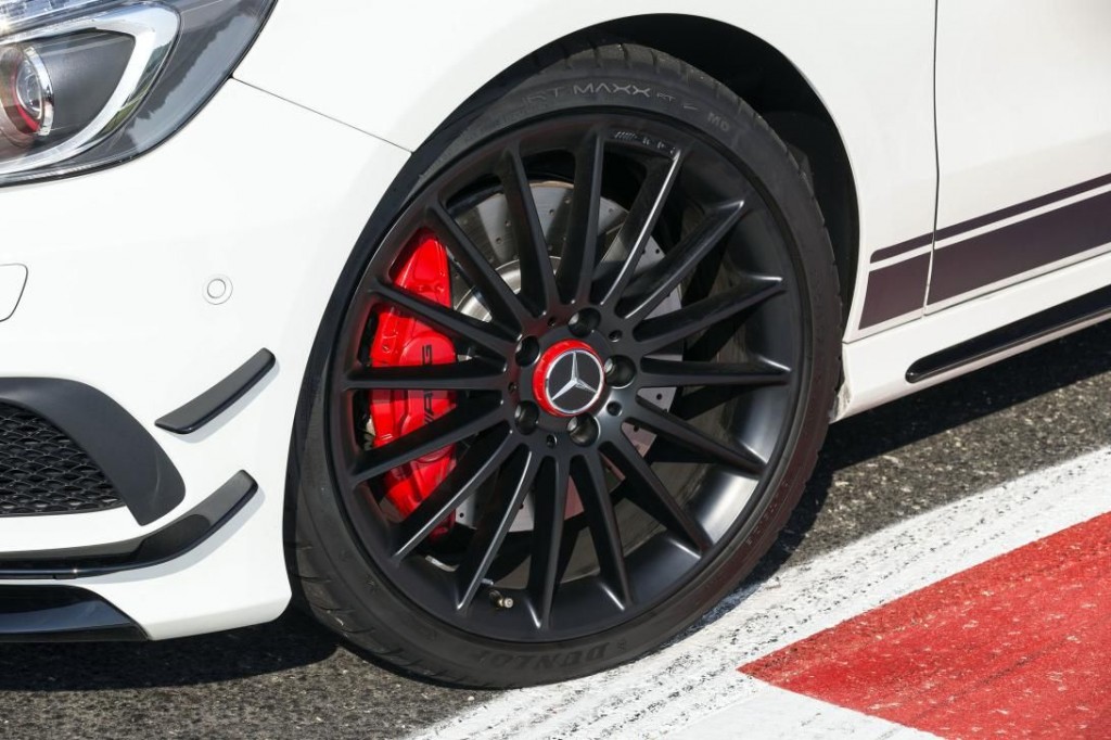 EL NUEVO MODELO DE MERCEDES-AMG CALZARÁ LOS NEUMÁTICOS DUNLOP EN LA MEDIDA 235/35R19 91Y XL.