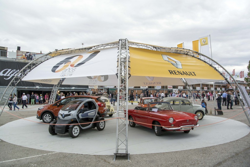 Renault montó una espectacular carpa donde podía verse la evolución tecnológica desde el primitivo 4CV francés (en versión raid africano) hasta el modernísimo Captur, pasando por el 4/4 español, el descapotable Caravelle, el Alpine A110 o el R8 TS, pasando por el revolucionario Twizy eléctrico.