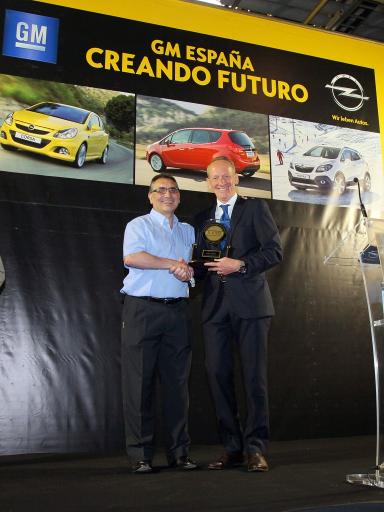 Antonio Cobo, Director General de General Motors España y Director de la Planta, recibe el premio J. D. Power 2013 que ha conseguido el Opel Meriva de manos del Dr. Karl-Thomas Neumann.