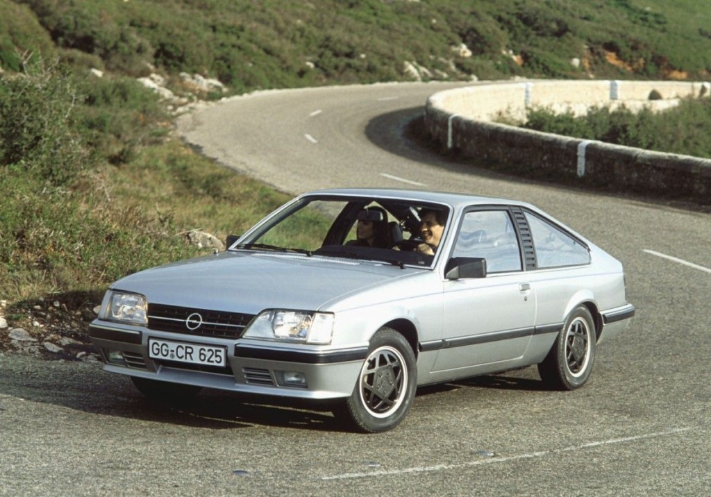 Un Opel Monza ya celebró su Premiere mundial en la IAA de 1977: Fue un gran coupé con un suave motor de seis cilindros. El Monza fue fabricado hasta 1986 y desde hace tiempo pertenece al círculo de la élite de los coches emblemáticos. 