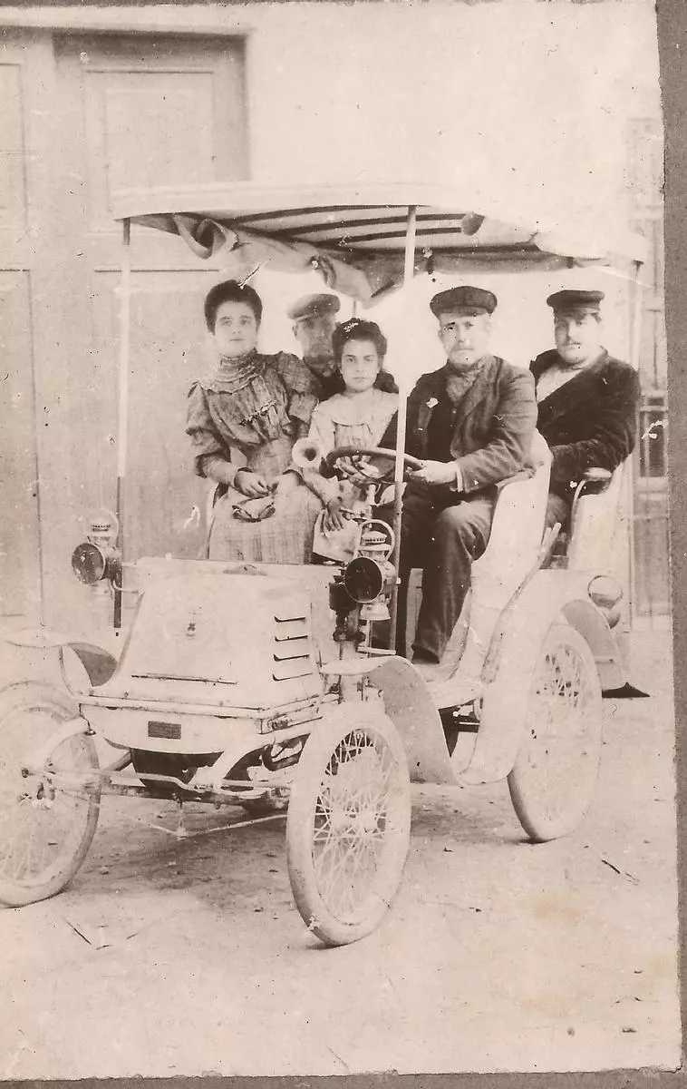 EL GEORGE RICHARD CON FELIPE ALBERTO MIRALLES AL VOLANTE, ACOMPAÑADO POR DOS DE SUS HIJAS Y, ATRÁS, DOS AMIGOS