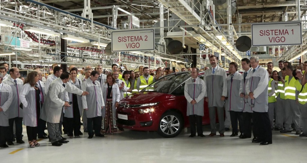 El Príncipe de Asturias en la Línea 2 con el el presidente de la Xunta de Galicia, Alberto Núñez Feijóo, el ministro de Industria, José Manuel Soria, el presidente del Grupo PSA Peugeot Citroën, Philippe Varin, el director Industrial del Grupo, Denis Martin, el director del Centro de Vigo, Juan Antonio Muñoz Codina, el director general de Citroën España, Alfredo Vila y trabajadores de la misma. 