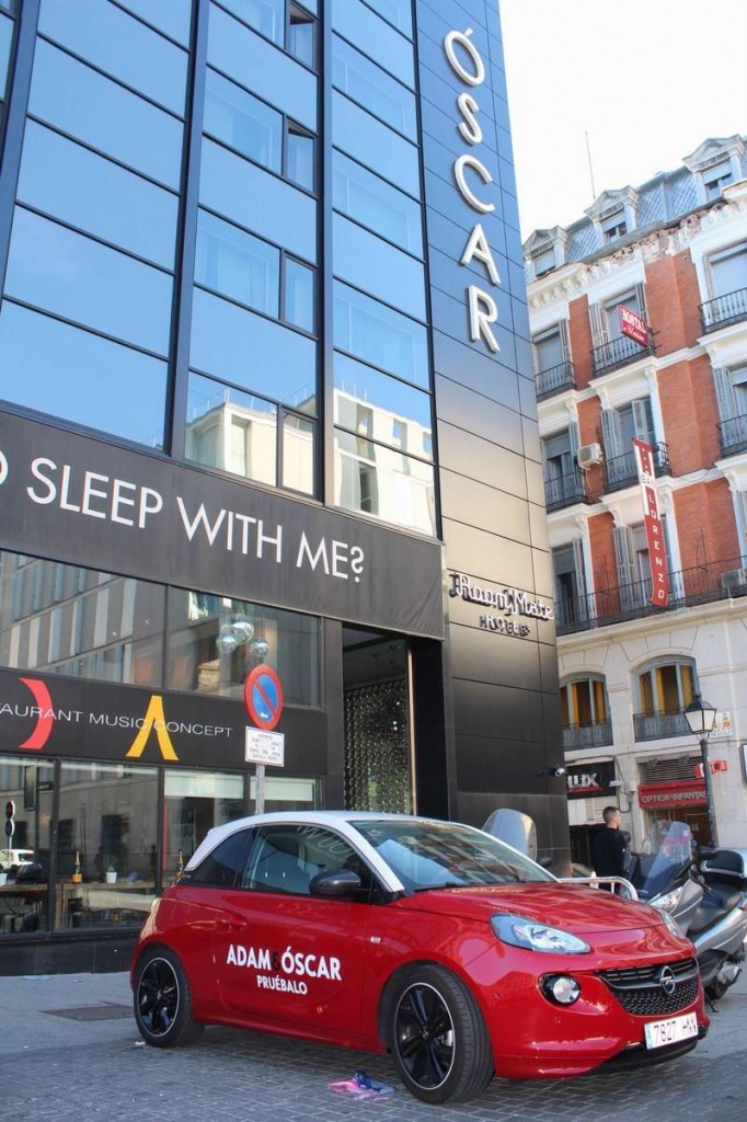 EL OPEL ADAM TRANSPORTARÁ A LOS CLIENTES DE LOS HOTELES ROOM MATE DE MADRID Y BARCELONA.