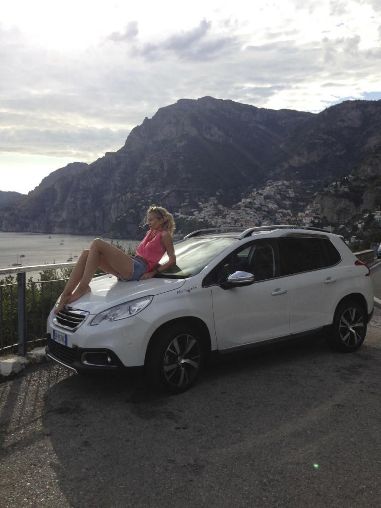 LA EXPERTA EN MODA Y COMUNICADORA DE LIFESTYLE MARÍA LEÓN HA RECORRIDO LA COSTA AMALFITANA CON EL NUEVO PEUGEOT 2008 DURANTE ESTE VERANO.