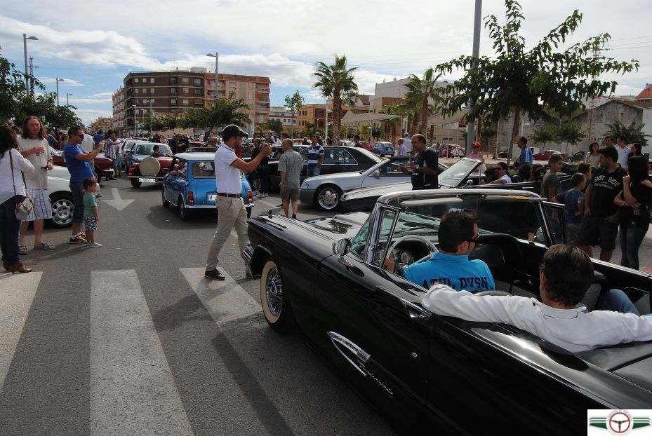 MASIVA AFLUENCIA DE AFICIONADOS: SE REÚNEN MÁS DE 118 COCHES CLÁSICOS.