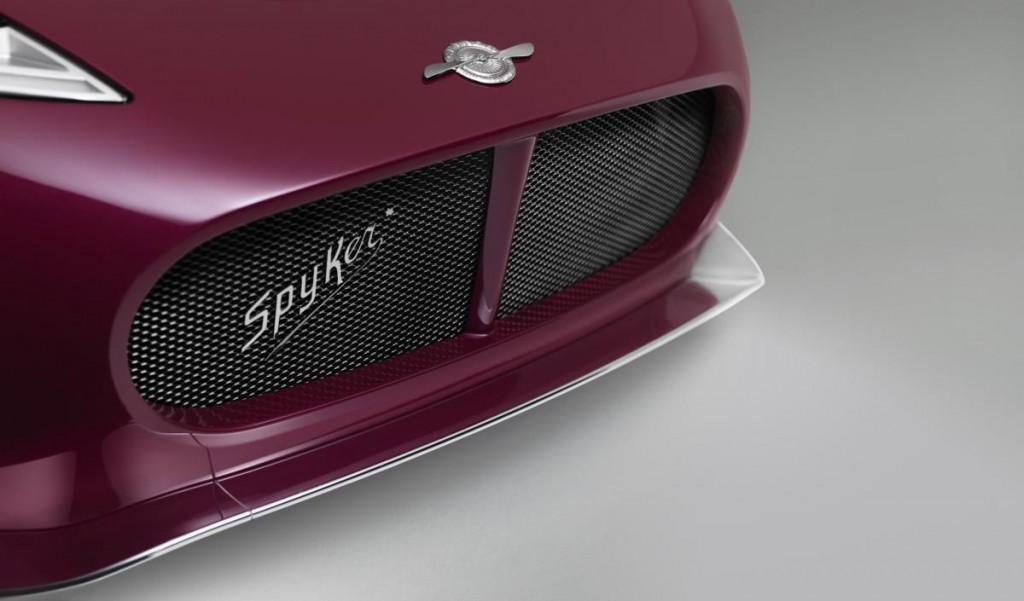 The trademark radiator grille’s mesh is V-shaped, referencing Spyker models of the previous century. 