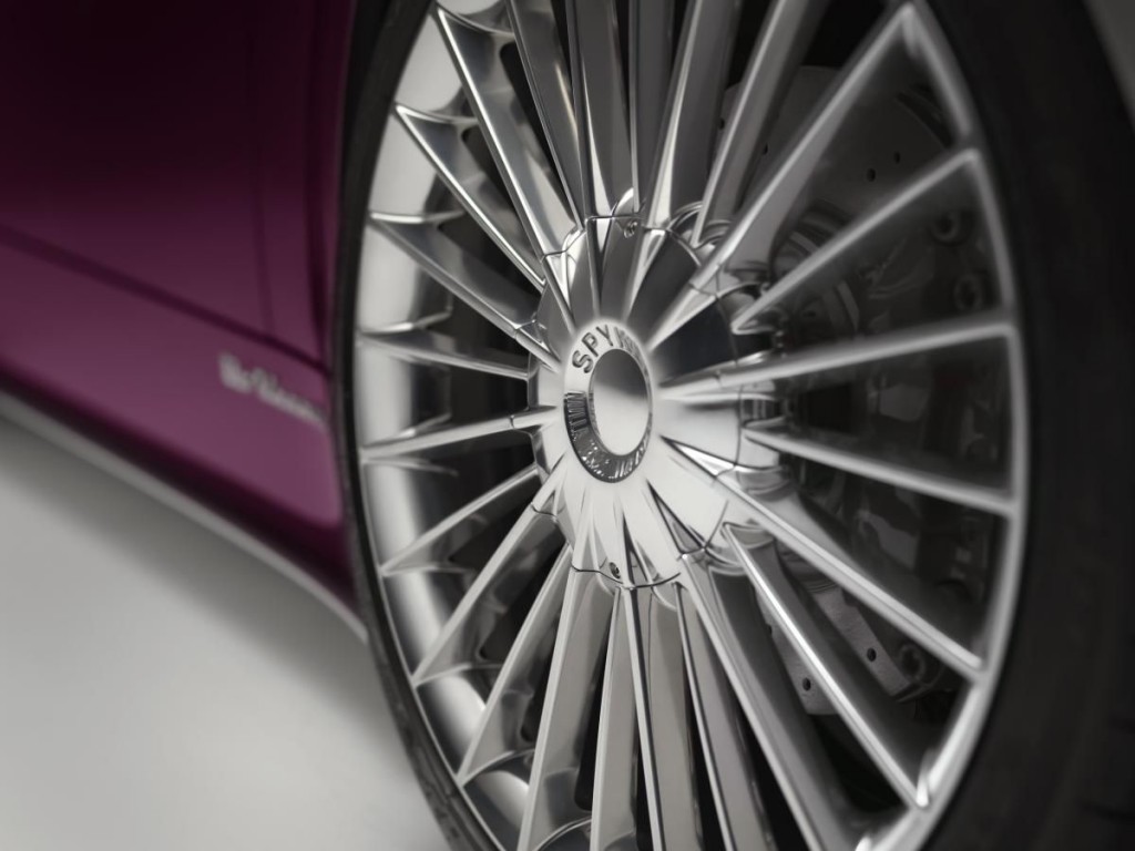 Elegantly aggressive 19” TurbofanTM wheels are shown in mirror polish finish.