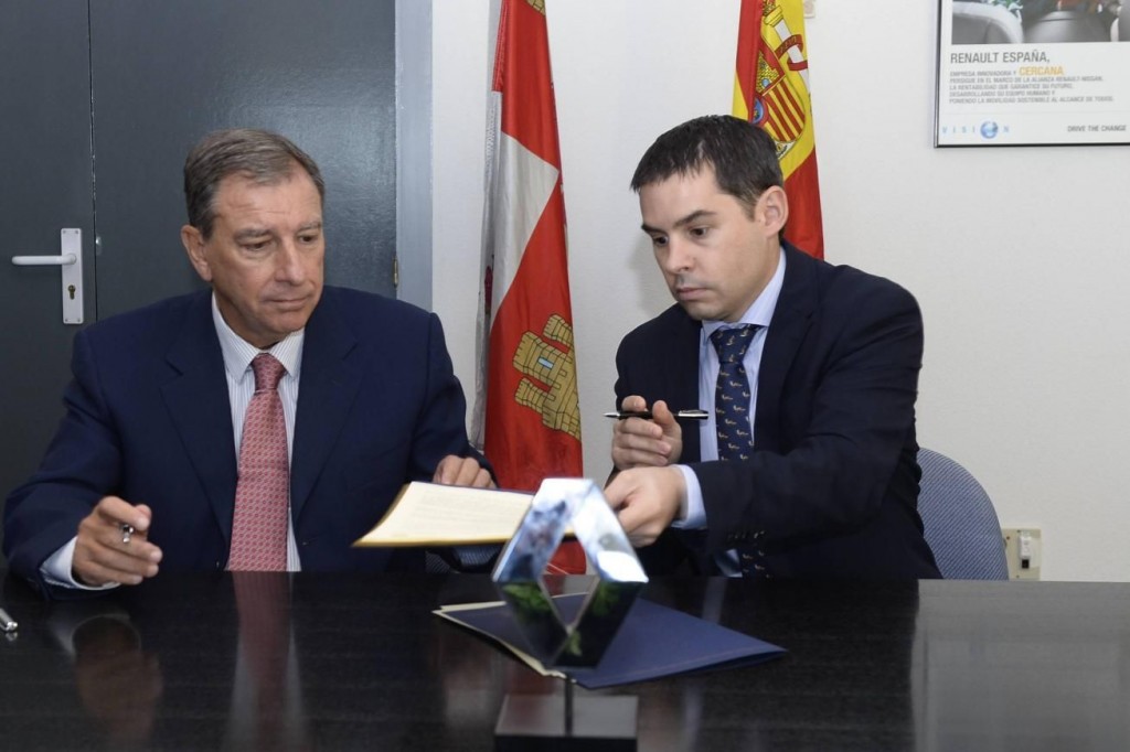 El consejero de Educación, Juan José Mateos, y el director de Recursos Humanos de Renault España, Juan Ferrera Peña, han suscrito esta mañana en las instalaciones de Renault un convenio de colaboración para desarrollar el proyecto de Formación Profesional Dual, en el que participarán 75 estudiantes de las provincias de Palencia y Valladolid. 