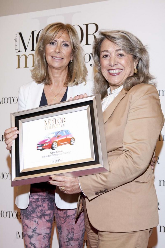 La Directora de Comunicación de Opel, Pilar Guridi, recogió su galardón en la entrega de los II Premios Motor de Mujer hoy. Se lo entregó Liliana Maguregui, Directora del Área de Revistas de CM Vocento.