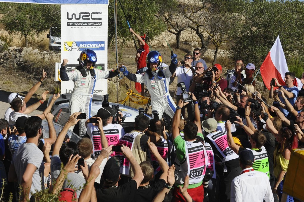 VOLKSWAGEN SE HA ADJUDICADO EL TÍTULO DE MARCAS DEL CAMPEONATO DEL MUNDO DE RALLYES DE LA FIA (WRC) TRAS UN BRILLANTE DOBLETE EN EL RALLYE DE ESPAÑA.