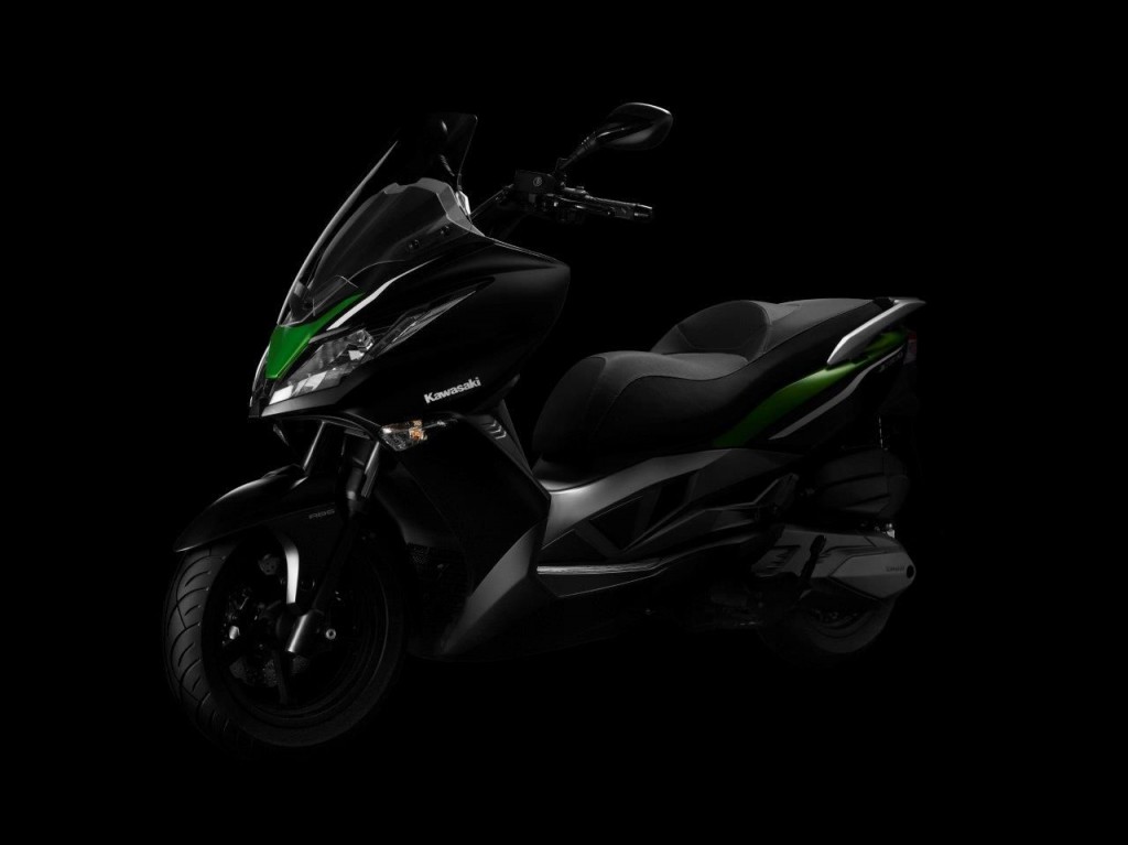 La marca japonesa Kawasaki, que presentará en 2 Ruedas en exclusiva para toda España su nuevo scooter J300, el primero de sus características que Kawasaki fabrica en exclusiva pensando en el continente europeo. 