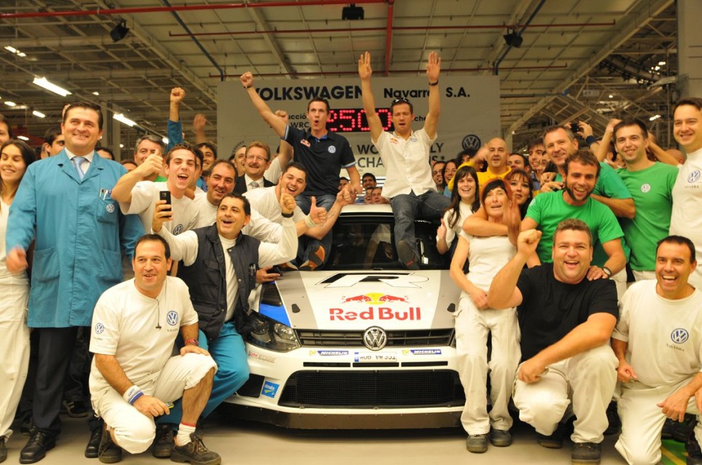 Apenas 24 horas después de que finalizara el Rallye de España, en donde Volkswagen ha logrado alzarse también con el título de marcas, los actuales Campeones del Mundo* Sébastien Ogier y Julien Ingrassia se desplazaron a Pamplona para compartir su victoria con los trabajadores de la fábrica de Volkswagen en Navarra, en donde se produce la carrocería del Polo R WRC, el coche que ha dominado el Mundial de Rallyes.