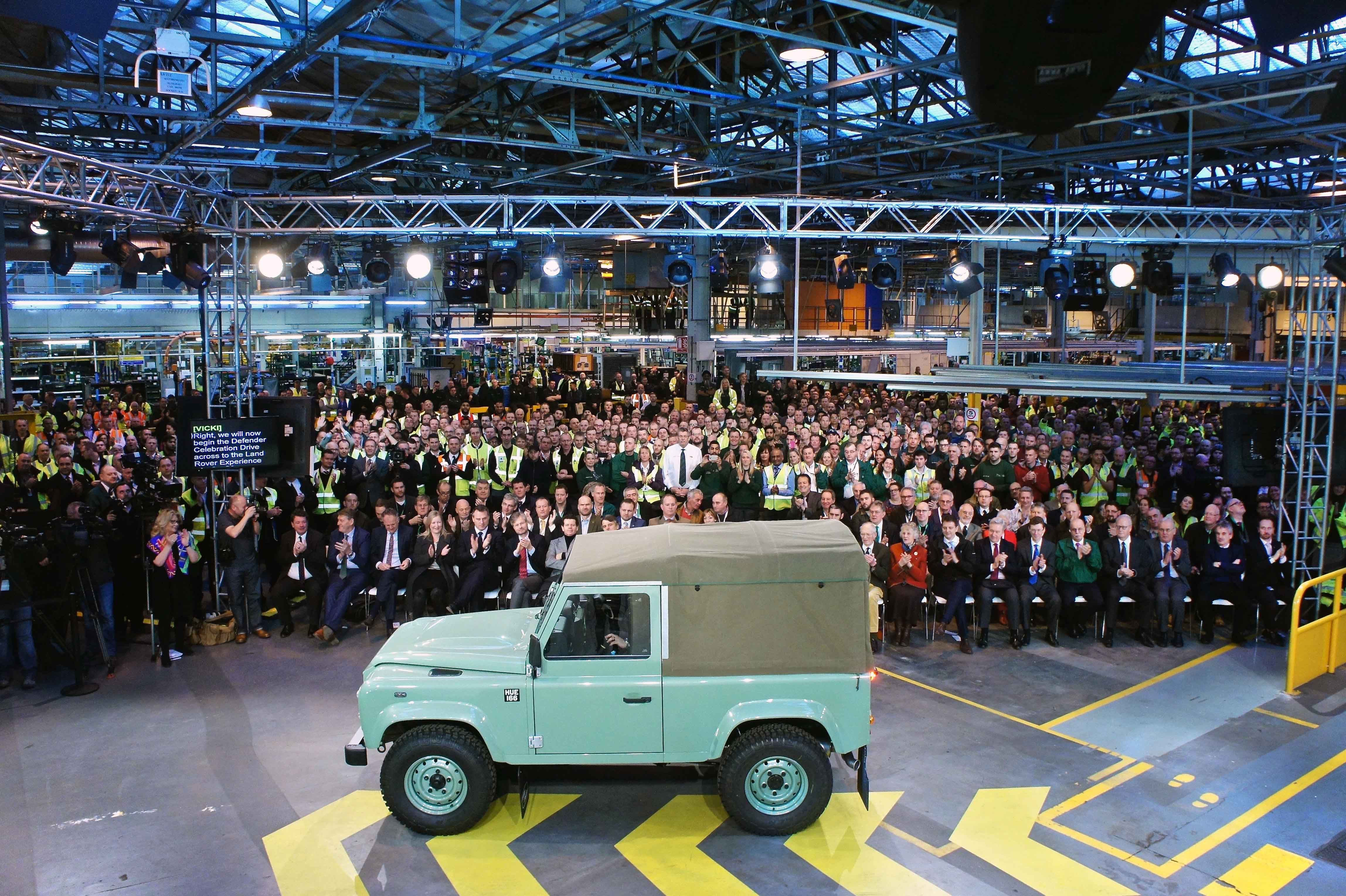 CELEBRANDO LA LEYENDA: LA ÚLTIMA UNIDAD DEL LAND ROVER DEFENDER SALE DE  SOLIHULL