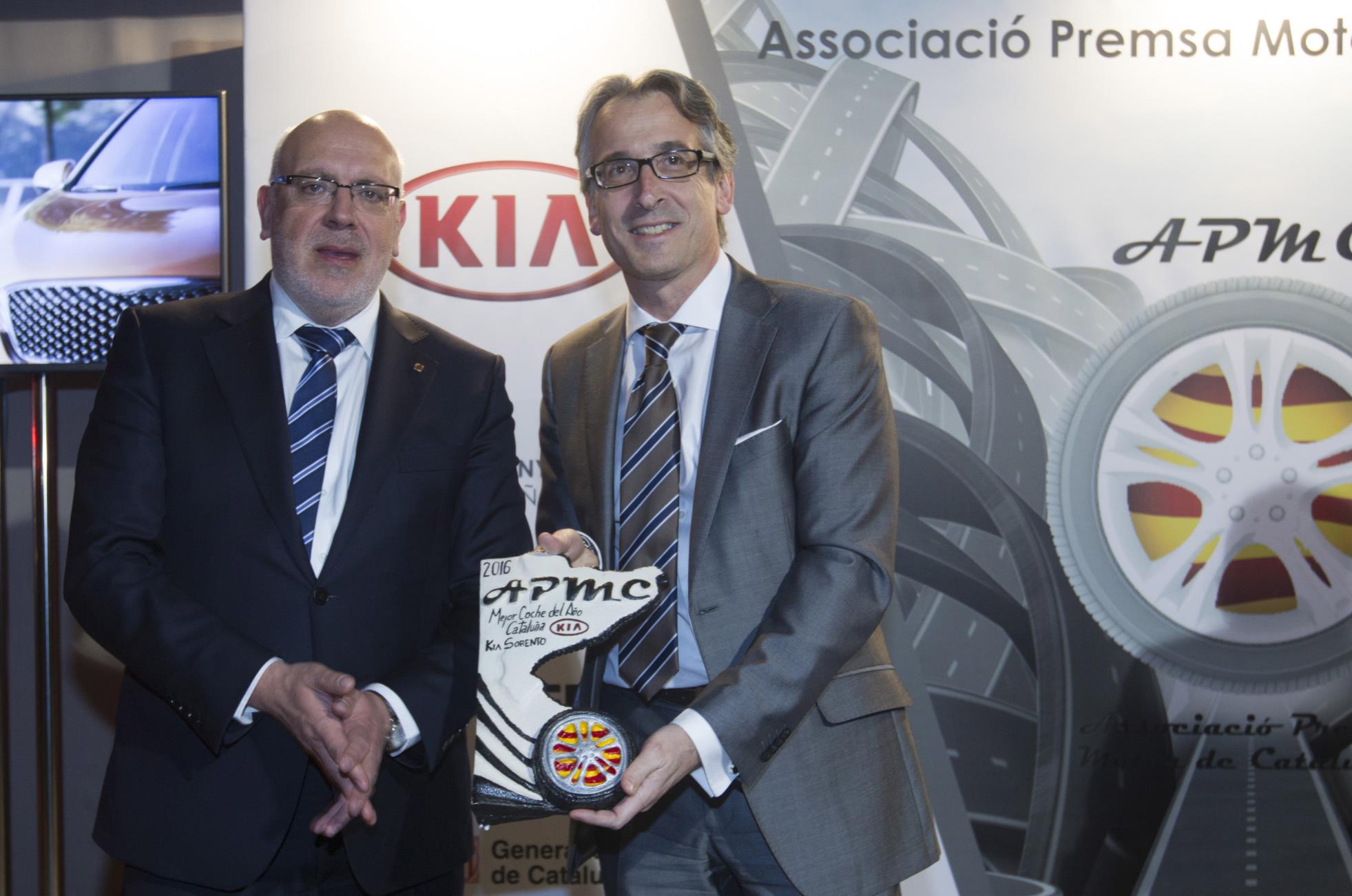 JORDI BAIGET, CONSELLER D’EMPRESA I CONEIXEMENT  DE LA GENERALITAT DE CATALUNYA QUE HIZO ENTREGA A EMILIO HERRERA, DIRECTOR GENERAL DE KIA MOTORS IBERIA, DEL TROFEO ACREDITATIVO COMO MEJOR COCHE DEL AÑO EN CATALUNYA 2016 AL KIA SORENTO