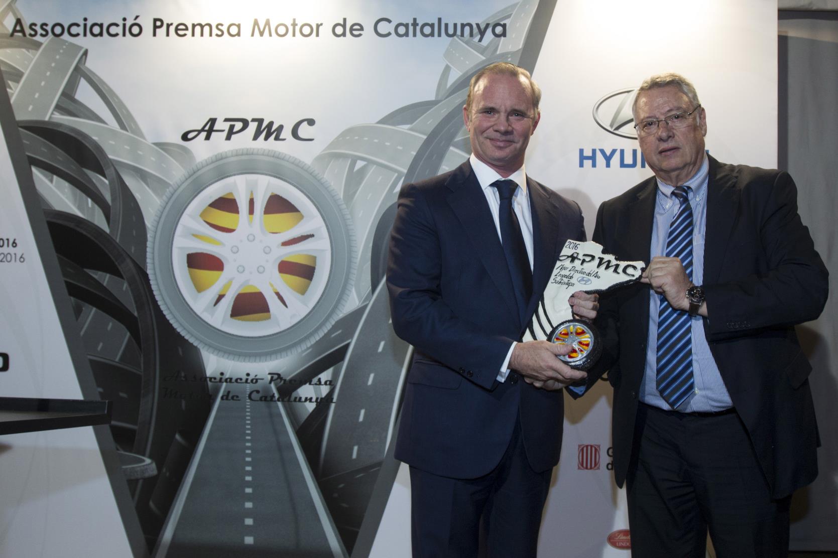 LEOPOLDO SATRÚSTEGUI, DIRECTOR GENERAL DE HYUNDAI ESPAÑA, RECIBIENDO EL PREMIO DE LA APMC