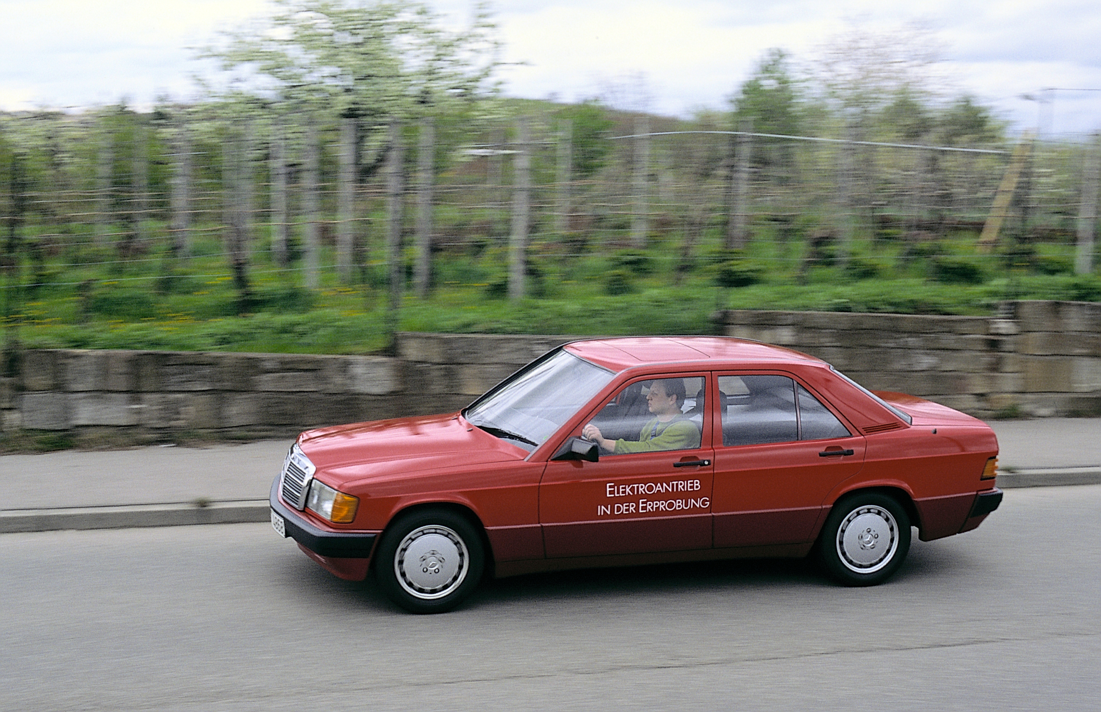 Erprobungsfahrzeug Mercedes-Benz 190 (W 201) mit Elektroantrieb. Foto aus dem Jahr 1995.   Mercedes-Benz 190 (W 201) test vehicle with an electric drive unit. Photo from 1995.