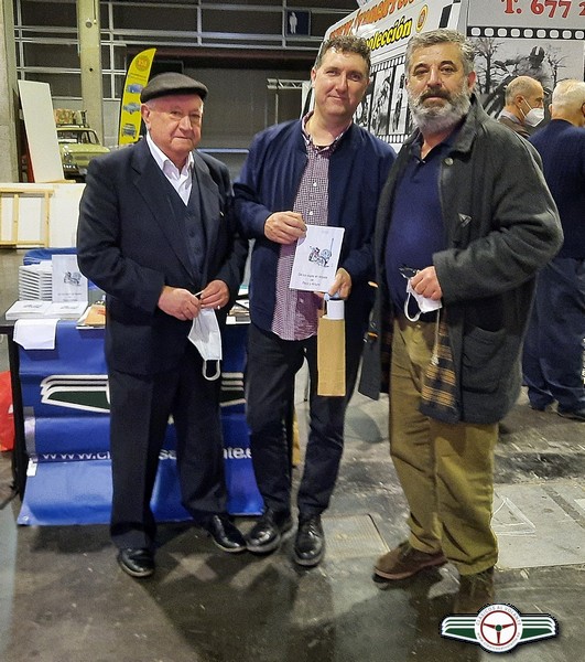 LOS AUTORES, ARTURO BORJA Y PACO GONZÁLEZ MOTOS, EN EL STAND DE CLÁSICOS AL VOLANTE, JUNTO CON EL AMIGO QUE LES ANIMÓ A ESCRIBIR "DE LOS VIAJES EN IMPALA DE ARTURO Y PACO"