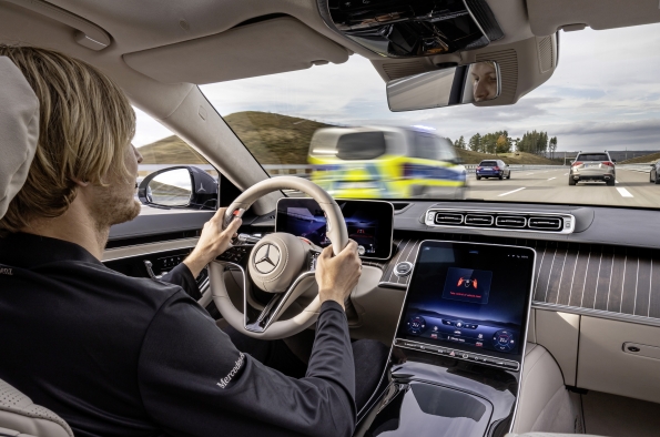 EL EQUIPAMIENTO ESPECIAL DRIVE PILOT DE MERCEDES-BENZ DESCARGA AL CONDUCTOR Y LE PERMITE REALIZAR TAREAS AUXILIARES EN LA PANTALLA CENTRAL