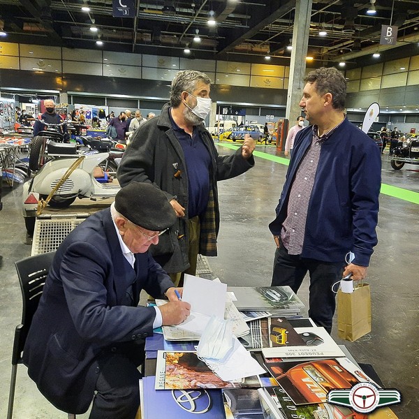 LOS AUTORES DEL LIBRO, ARTURO BORJA Y FRANCICO GONZÁLEZ MOTOS, ATENDIENDO A SUS LECTORES EN EL EXPOSITOR DE CLÁSICOS AL VOLANTE