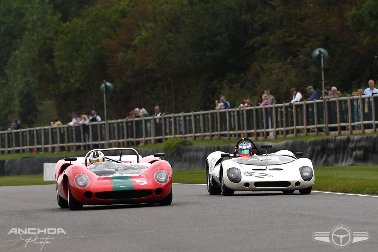 Un Lola T70 (rojo) luchando con un Crossle Olsdmobile Mk5 S de 1964