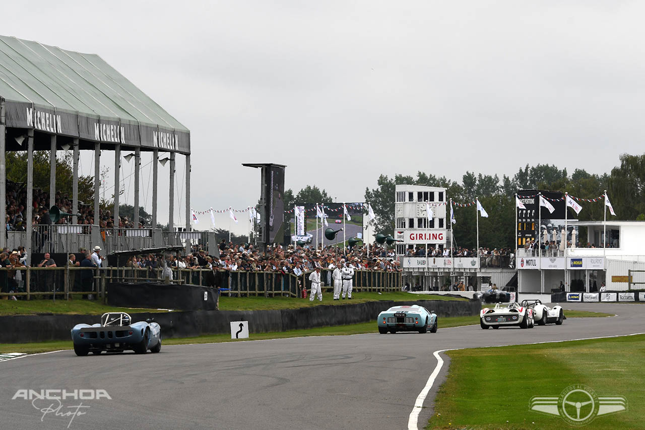 Participantes de la Whitsun Trophy llegando a la zona de la chicane