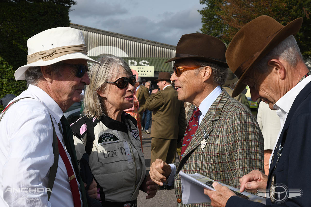 Lord March, el organizador (corbata roja), charlando con Nick Mason y su mujer