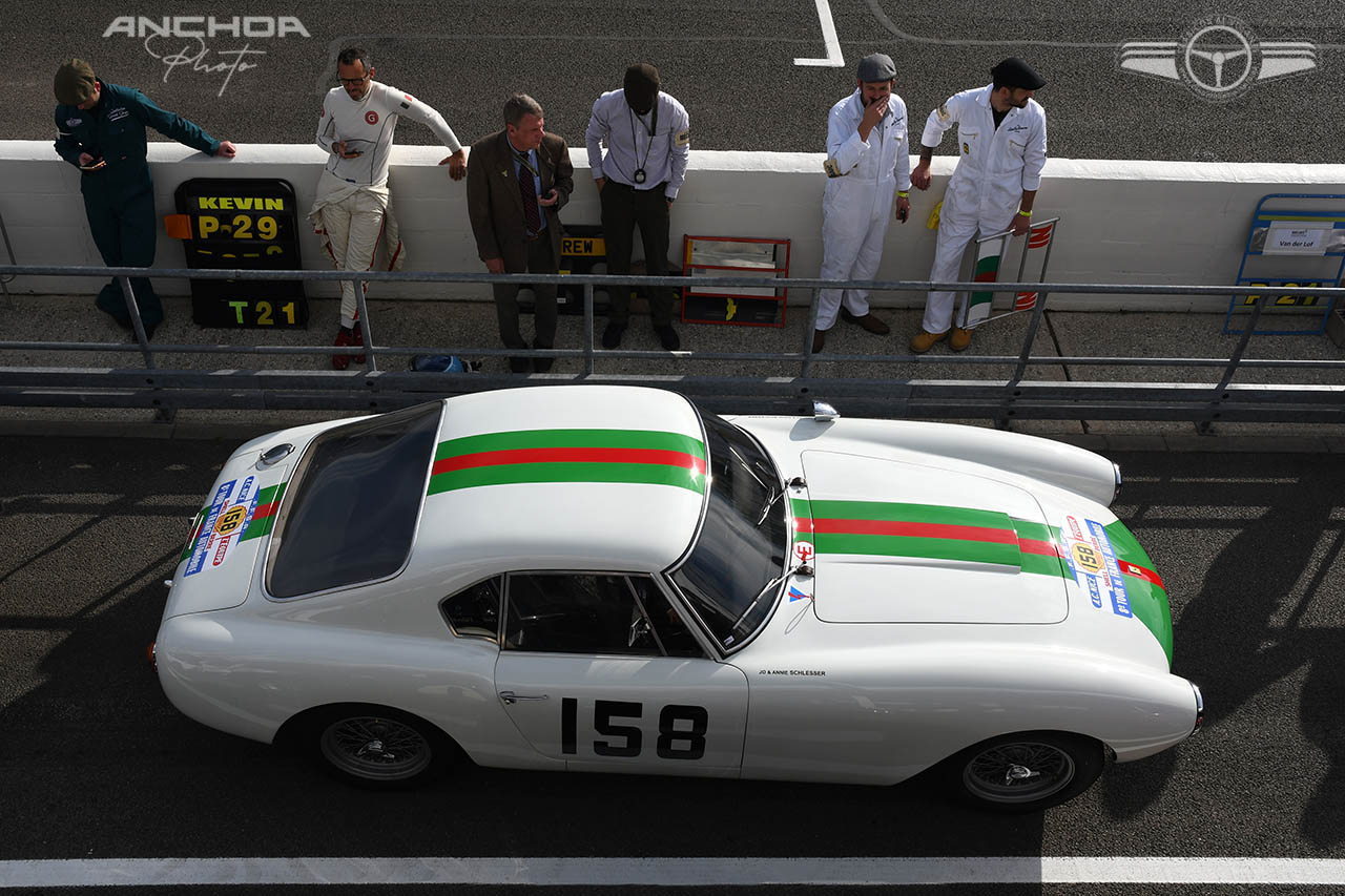 Un Ferrari 250 GT Interim pasando por el Pit Lane