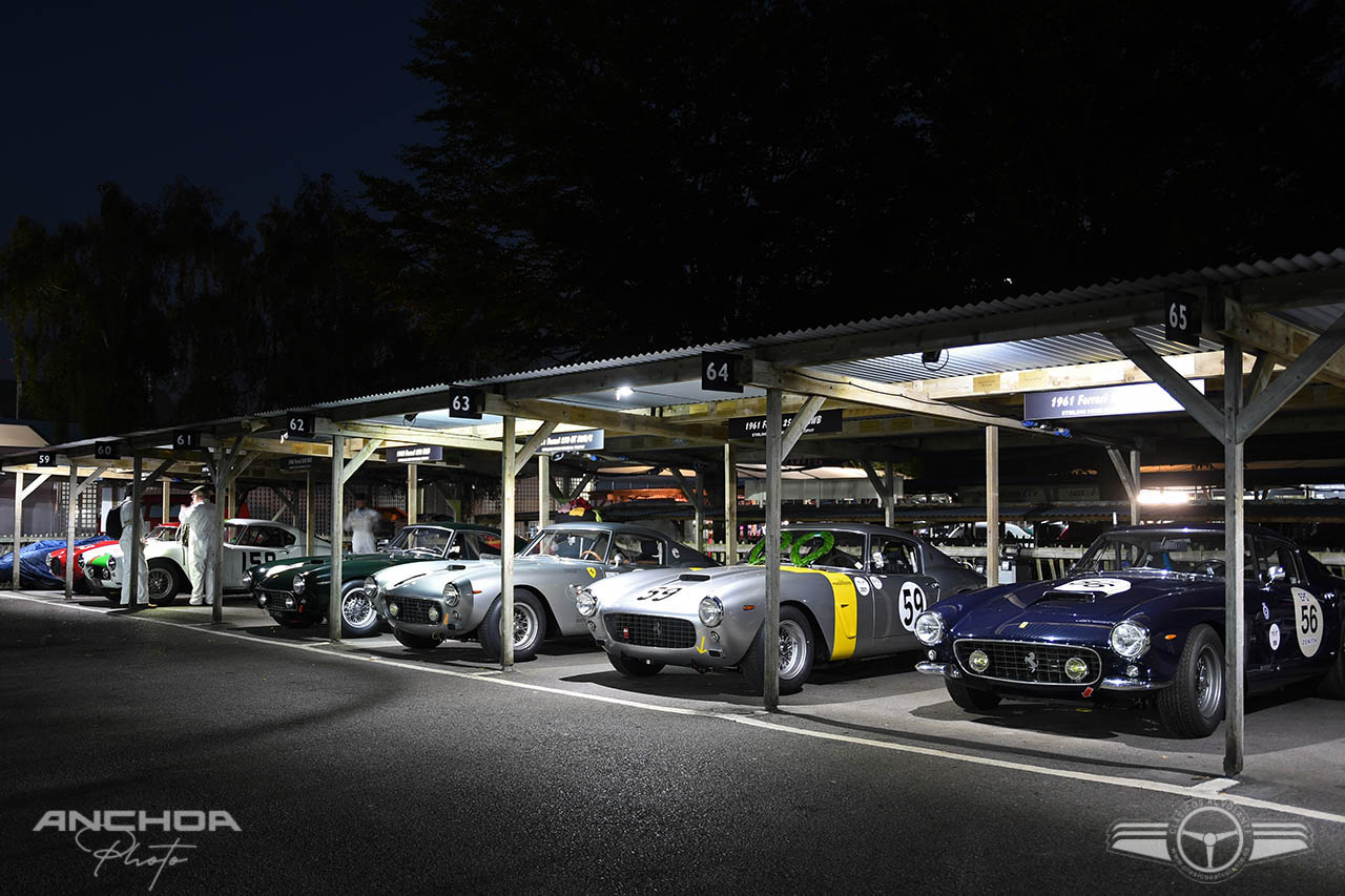 Colección de Ferrari descansando durante la noche