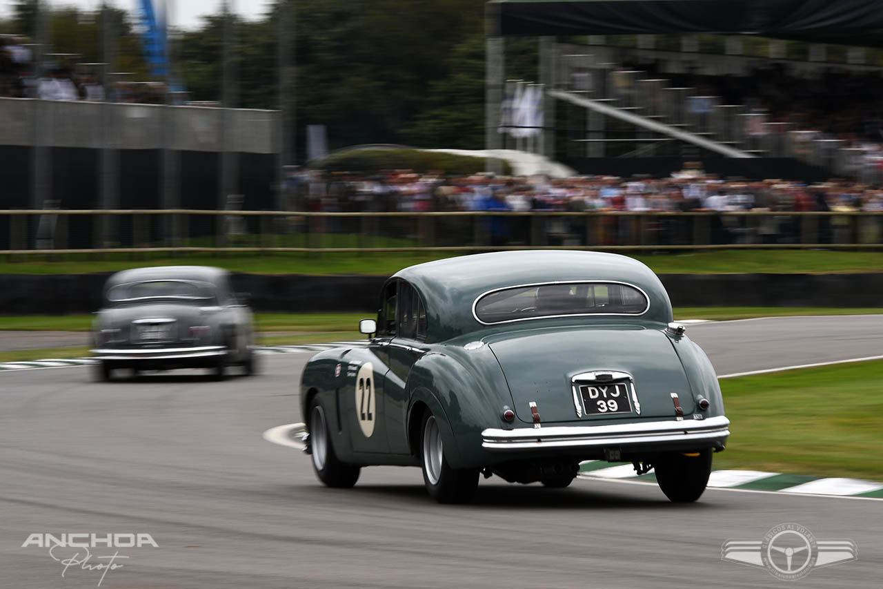 Hasta con un Jaguar MkVII de 1954 se puede ir rápido