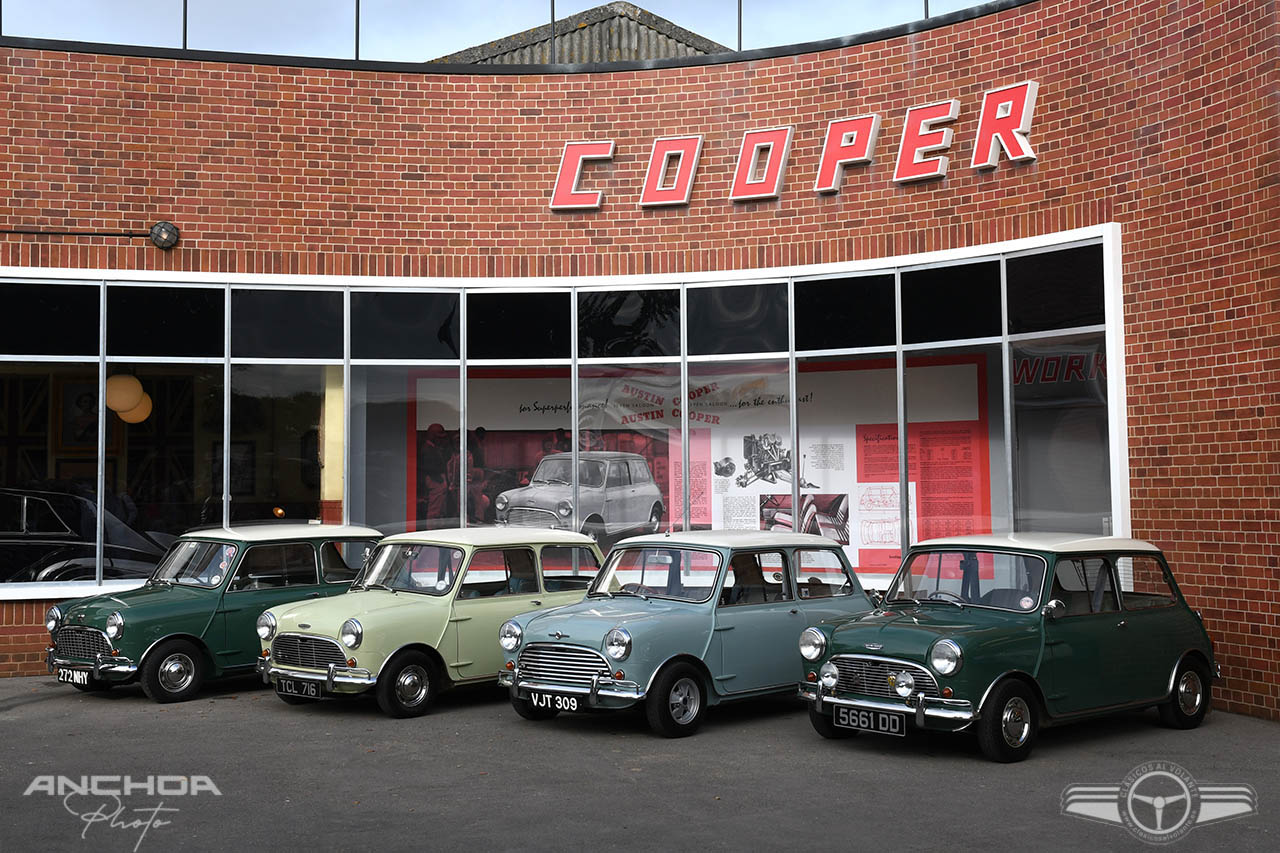 Exposición de algunos Minis Cooper clásicos, de Austin y Morris