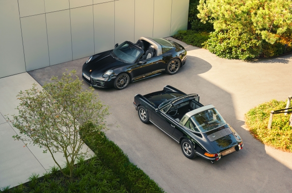 ENCUENTRO ENTRE UN 911 EDICIÓN 50º ANIVERSARIO PORSCHE DESIGN Y UN 911 S 2.4 TARGA DE 1972