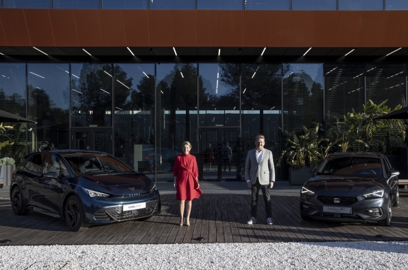 YOLANDA DÍAZ, VICEPRESIDENTA SEGUNDA Y MINISTRA DE TRABAJO Y ECONOMÍA SOCIAL CON  WAYNE GRIFFITHS, CEO DE SEAT Y CUPRA  