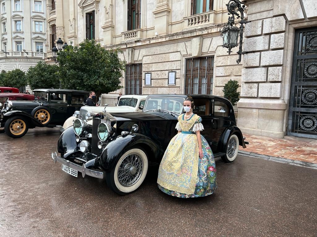 LA FALLERA MAYOR INFANTIL, NEREA LÓPEZ, FRENTE A UN ROLLS-ROYCE 25/30HP DEL CAAV