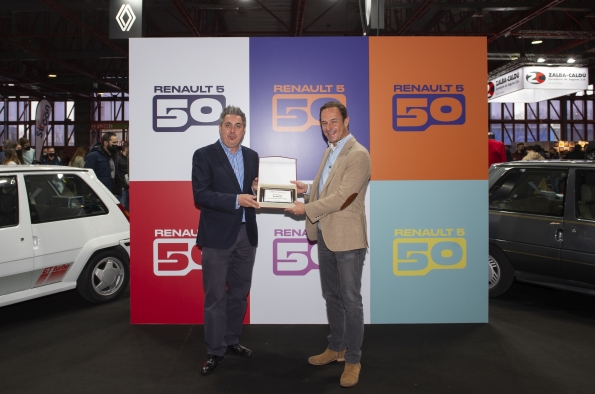 CLASSICMADRID QUISO CELEBRAR EL ANIVERSARIO CON RENAULT ENTREGANDO A LA MARCA UNA PLACA CONMEMORATIVA QUE FUE RECOGIDA POR EL DIRECTOR GENERAL DE RENAULT Y ALPINE EN IBERIA, SÉBASTIEN GUIGUES