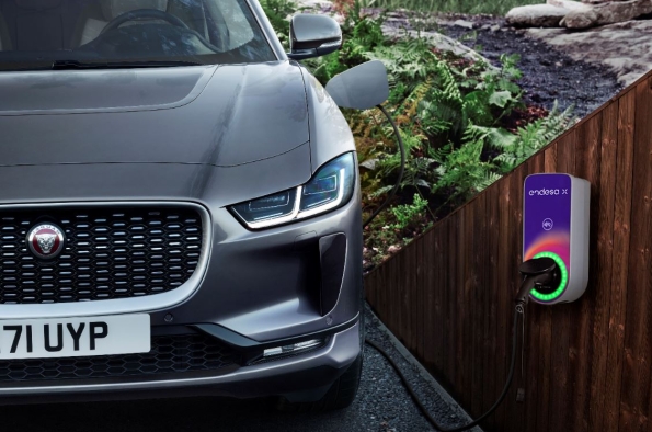 SE OFRECE A LOS NUEVOS CLIENTES DE JAGUAR LAND ROVER QUE ADQUIERAN UN VEHÍCULO ELÉCTRICO O DE LA GAMA PHEV UN EQUIPO DE RECARGA JUICEBOX PRO CELLULAR MONOFÁSICO DE 7,4KW DE LA MARCA ENDESA X CON CABLE INTEGRADO Y CONECTOR TIPO DE 2 DE MANERA TOTALMENTE GRATUITA