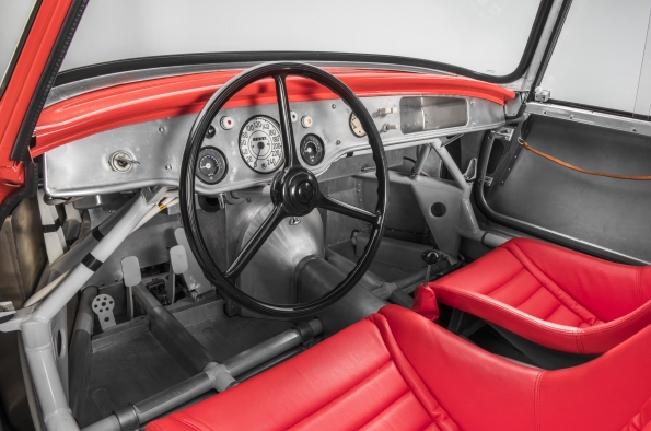 EL VOLANTE DEL ŠKODA 1100 OHC COUPÉ ERA DE TRES RADIOS ACABADO EN PLÁSTICO NEGRO Y ESTABA ADAPTADO DEL MODELO ŠKODA POPULAR