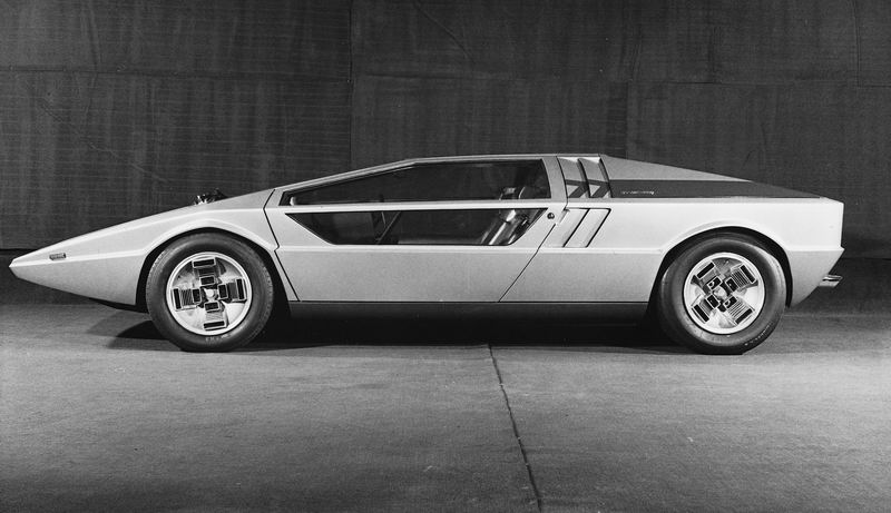 EL MASERATI BOOMERANG FUE DISEÑADO A TRAVÉS DE UNA LÍNEA HORIZONTAL QUE DIVIDÍA EL COCHE EN DOS VOLÚMENES, CON EL PARABRISAS INCLINADO Y EL TECHO PANORÁMICO