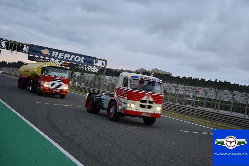 FUE TODO UN ESPECTÁCULO VER RODAR A LO CAMIONES HISTORICOS EN EL CIRCUIT RICARDO TORMO DURANTE EL RACING LEGENDS