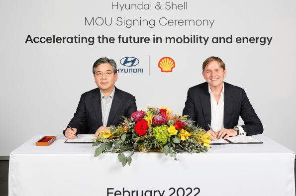 Jaehoon Chang, Presidente y CEO de Hyundai Motor Company, y Huibert Vigeveno, Director de Downstream de Shell