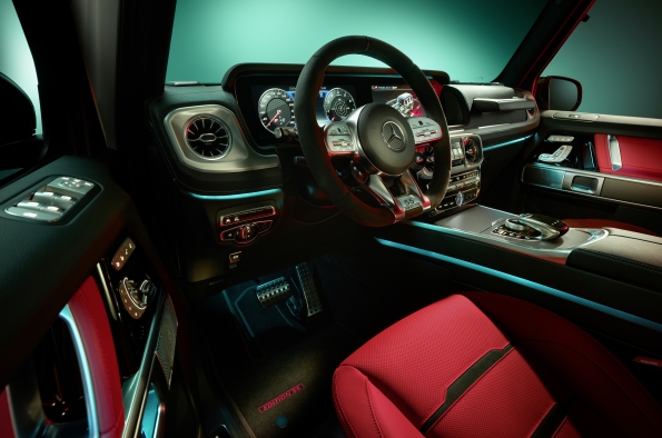 EL INTERIOR DEL AMG G 63 "55 EDITION" SE CARACTERIZA POR EL CONTRASTE ENTRE NEGRO Y ROJO