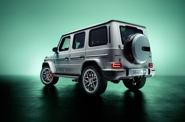 EL MERCEDES-AMG G 63 "EDITION 55" ESTÁ DISPONIBLE EN COLOR OBSIDIAN BLACK METALIZADO O EN EL BRILLANTE G MANUFAKTUR OPALITE WHITE