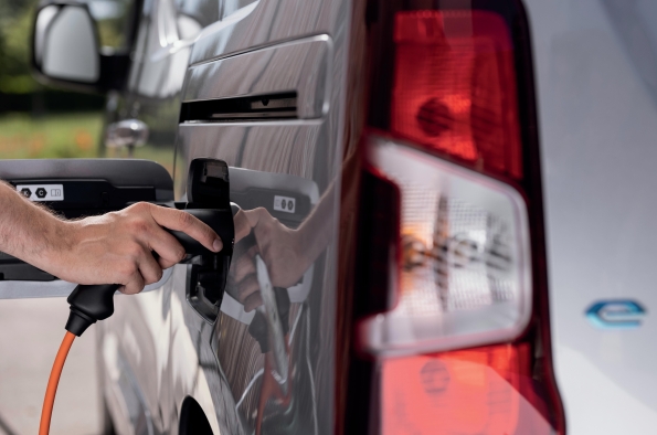 PEUGEOT AVANZA HACIA SU OBJETIVO: CONVERTIRSE EN UNA MARCA DE AUTOMÓVILES 100% ELÉCTRICOS A PARTIR DE 2026.