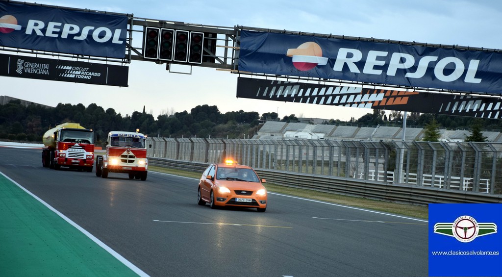 FUE TODO UN ESPECTÁCULO VER LOS CAMIONES HISTÓRICOS RODAR POR EL CIRCUIT DURANTE EL RACING LEGENDS