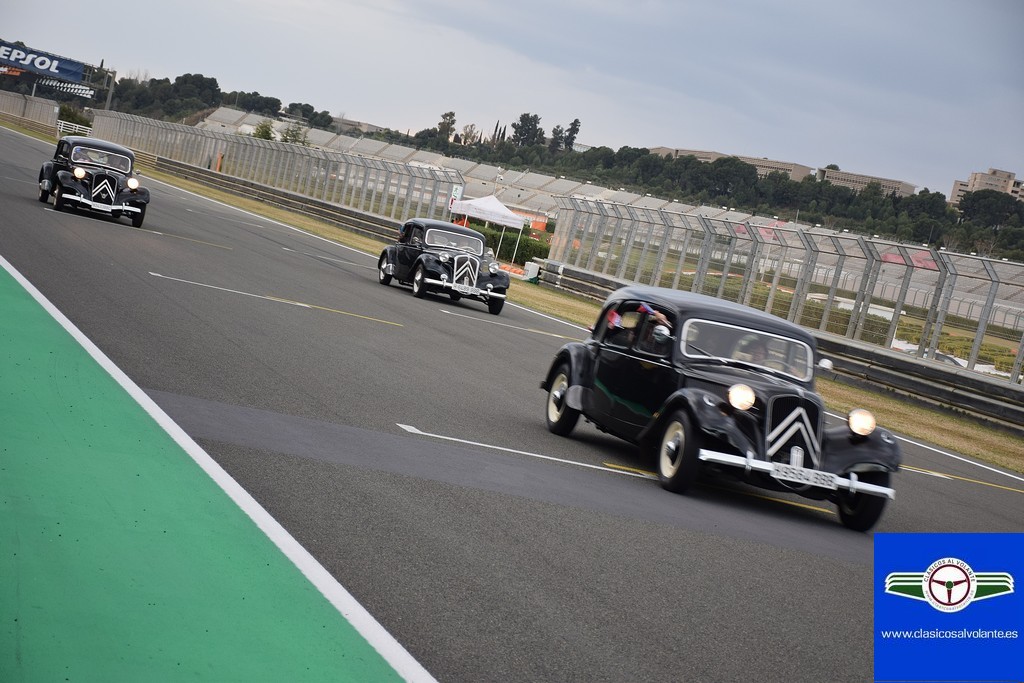 EN EL RACING LEGENDS DISFRUTAMOS AL VER A LOS CITROËN TRACTION AVANT RODAR EN LA PISTA