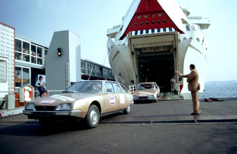 LA FLOTA DE PRENSA DEL NUEVO CITROËN CX EN RUTA HACIA LAPONIA EN 1974