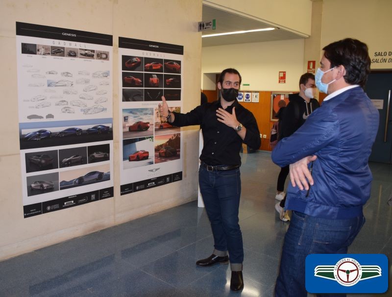 ALUMNO DEL MÁSTER DE  STYLING - TRANSPORTATION DESIGN DE LA UNIVERSIDAD POLITÉCNICA DE VALENCIA MOSTRANDO SUS TRABAJOS A UN PROFESIONAL DEL SECTOR DEL DISEÑO INVITADO A LA PRESENTACIÓN DE LOS MISMOS